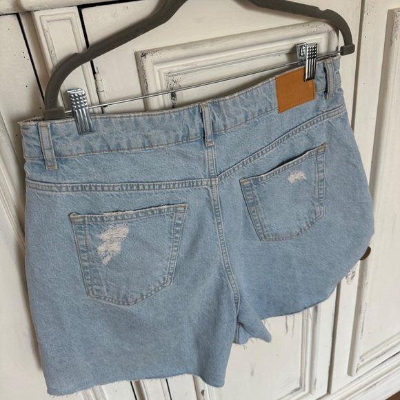 Zara distressed high rise denim shorts Size 12 - Picture 2 of 8